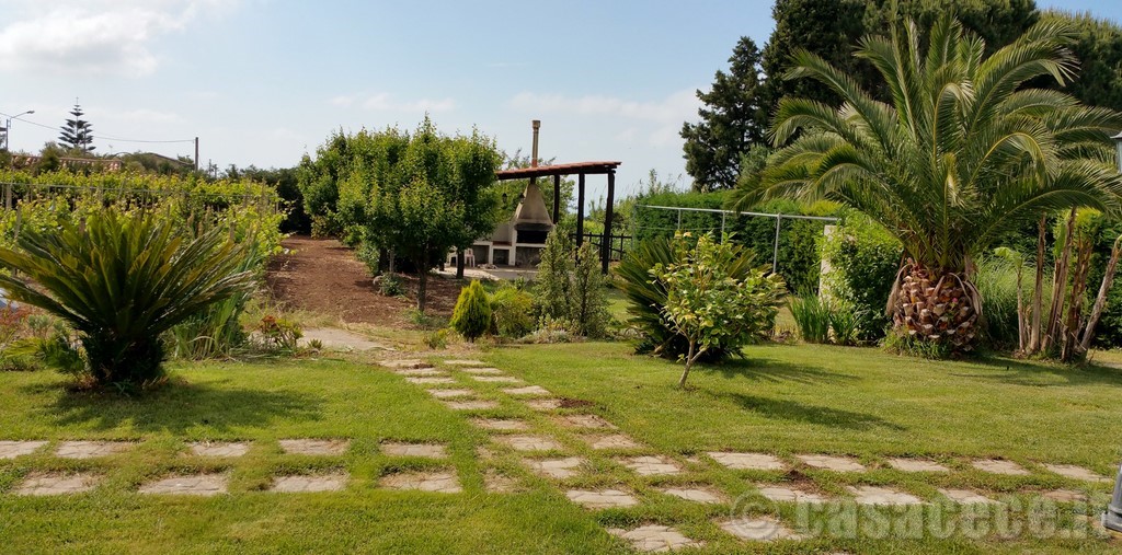 CasaCecé - giardino anteriore e Barbeque